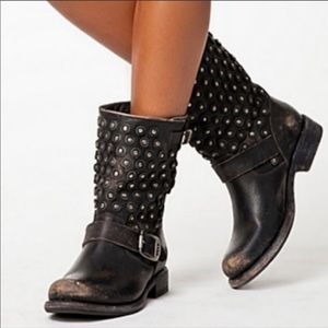 Distressed jenna disc frye boots